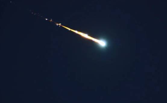 广东多地夜空出现神秘发光体，专家回应揭秘
