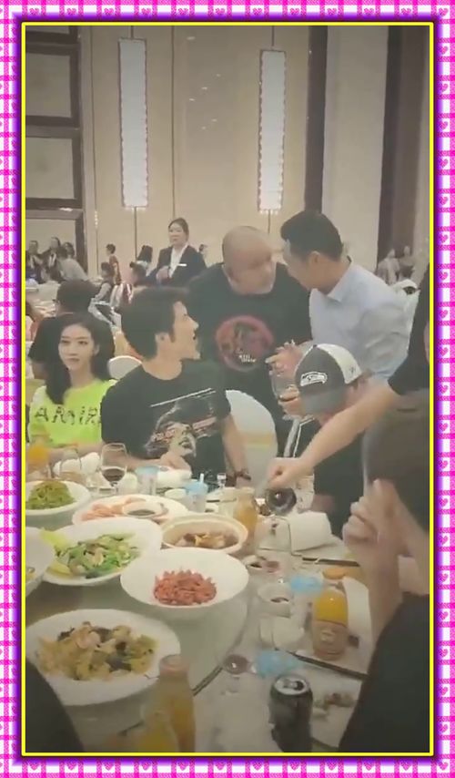 原来刘亦菲吃饭也是手机先吃？